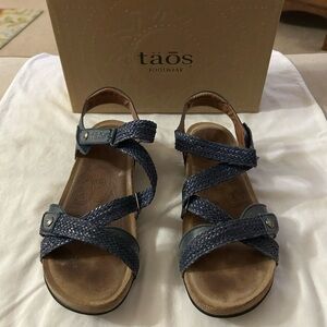 Taos Navy blue ‘Trulie’ Strappy Sandals women’s size 8